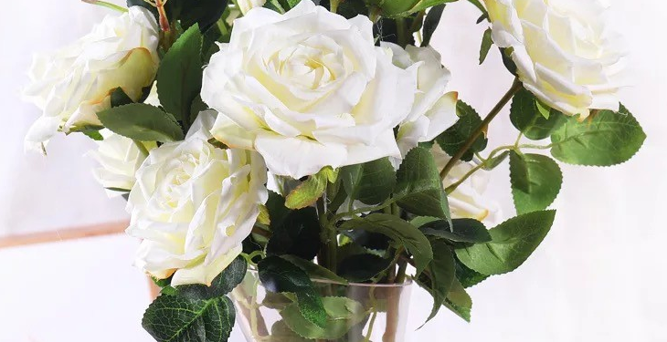 Hoa hong trang gia - Những kinh nghiệm mua hoa giả trang trí đẹp không thể bỏ qua