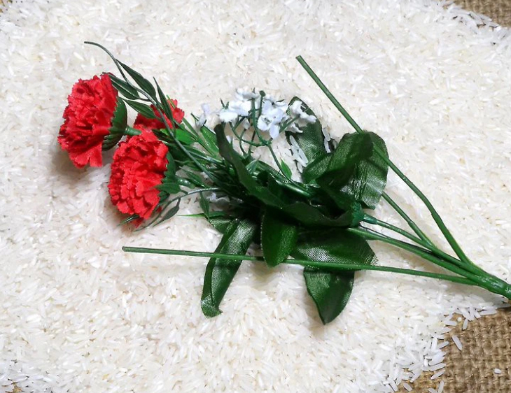 Sử dụng gạo để làm sạch hoa