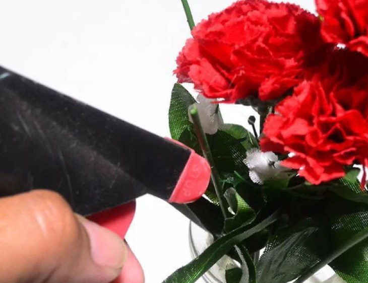 Rửa hoa bằng vòi nước