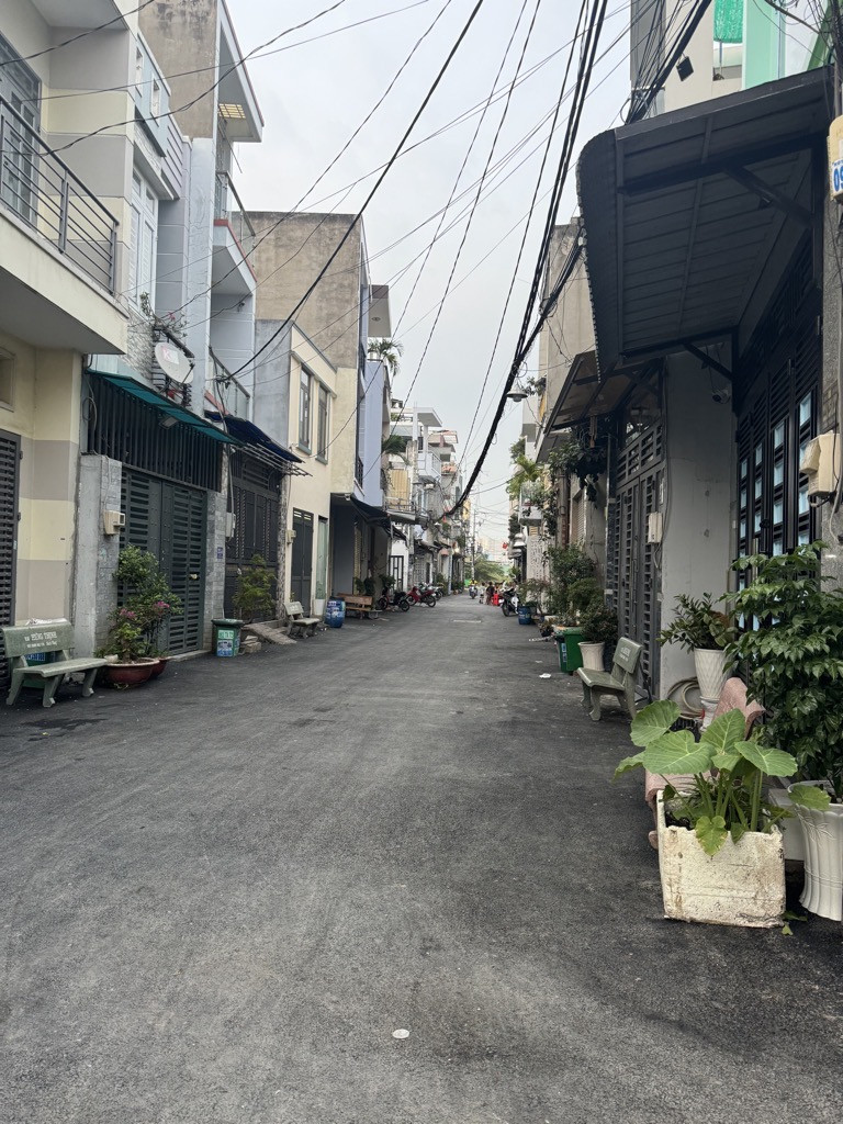 Ngang 3 tỷ - nhà 2 tầng ở ngay - 72m2 - 4x18 - hẻm nhựa 6m - ngay ngã tư gò mây - Bình Tân