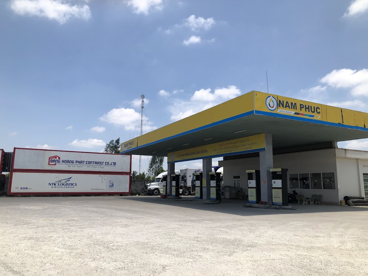 Mặt tiền Quốc lộ 50, đối diện cây xăng, khu vực đông đúc, thuận tiện giao thông.