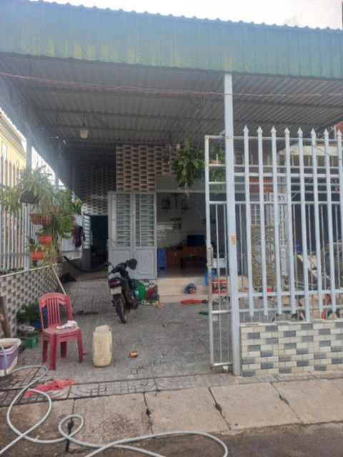 Chính chủ bán nhà ở thoáng mát, có chỗ để ô tô. Tiện ích