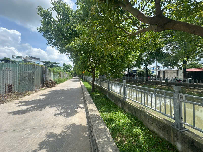 🌈Bán lô đất MT bờ kênh đường Thạnh Xuân 25 cạnh UB Phường Thạnh Xuân Quận 12- DT 96m2 (5,1x19) chỉ 5,2tỷ

✅Diện tích ngang đẹp 5,1m dài 19m
✅Hiện trạng có kho đang cho thuê giá 9tr/Tháng
✅Sổ vuông vức không lỗi lầm
✅Hướng Tây Tứ Trạch
✅Vị Trí đường bờ kên