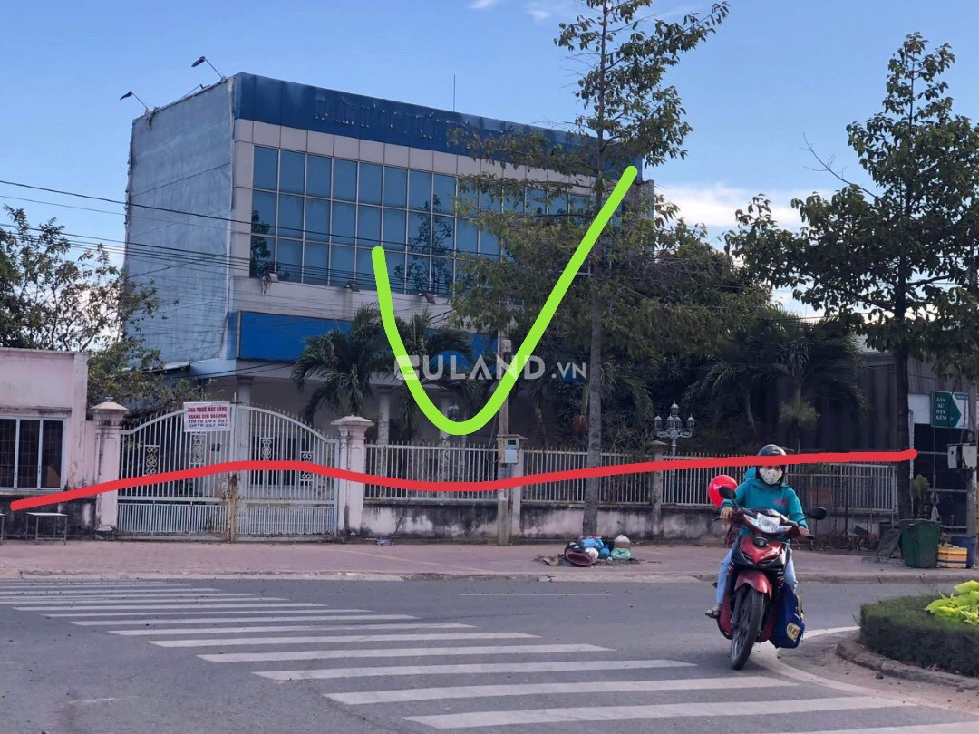 Bán lô đất và nhà văn phòng Mt đường Trần Hưng Đạo. Thị trấn Phú Mỹ