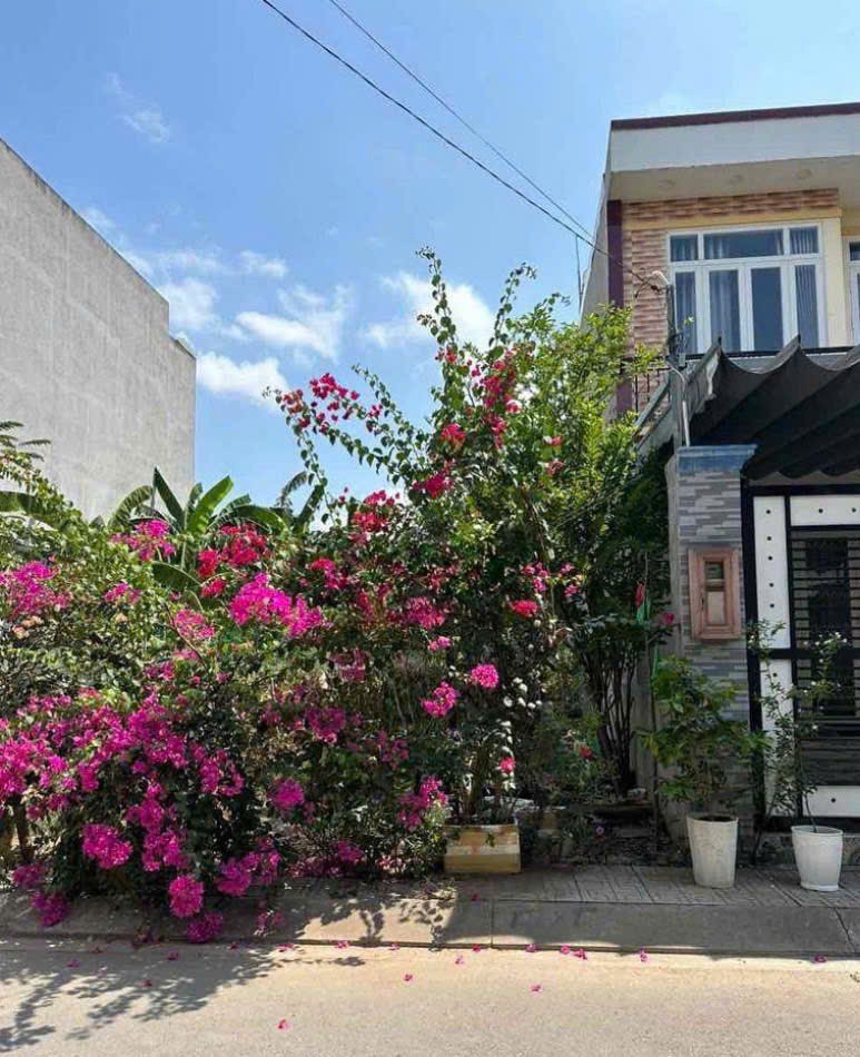 ĐẦU TƯ NGAY CHỈ VỚI 1.65 TỶ có đất ngay Mặt tiền Trường Lưu, gần chợ Long Trường, sổ riêng, đường oto