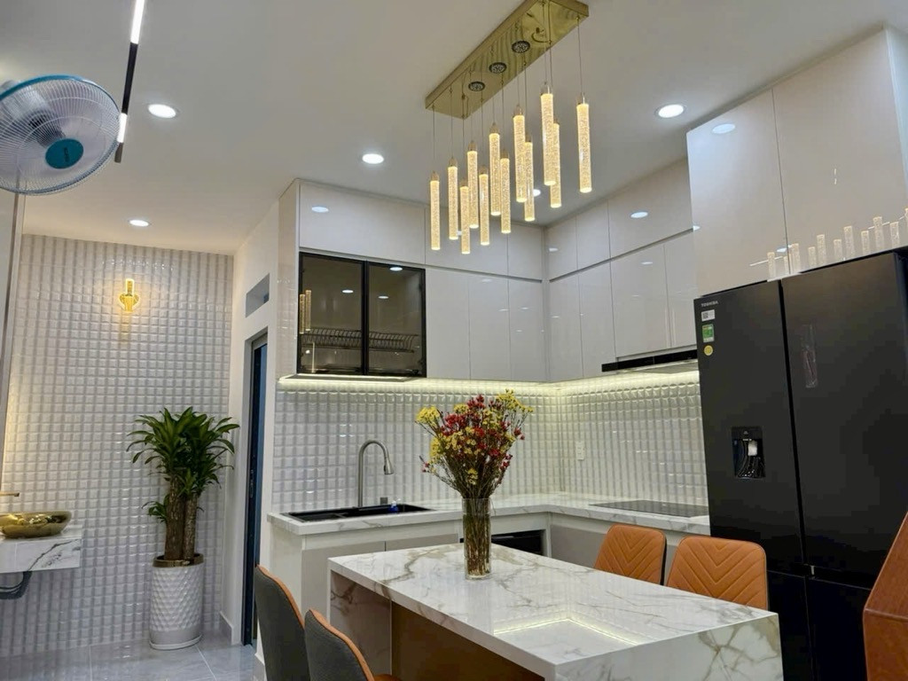 MẶT TIỀN KINH DOANH - NGAY CHỢ XÓM MỚI - NHÀ MỚI FULL NỘI THẤT VÀO Ở NGAY.