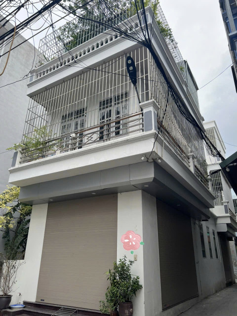 Nhà hướng Đông Nam ngõ oto thông tứ phía, gần chợ Cống Trắng. Giáp KDT Petro