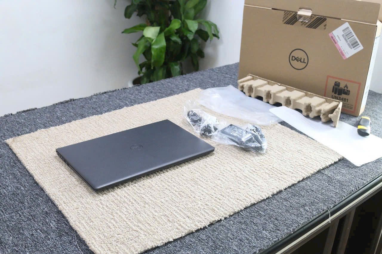 Laptop Dell Vostro 3530 i3 1305U