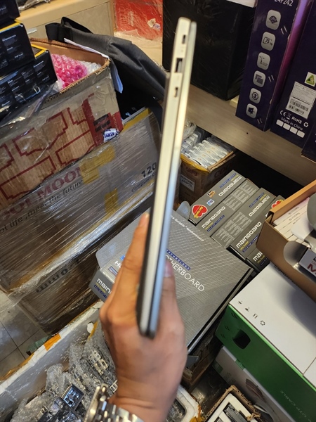 Lenovo 81BV Full HD màu bạc i5 8250U Ram 8Gb nhôm nguyên khối - Ảnh 3