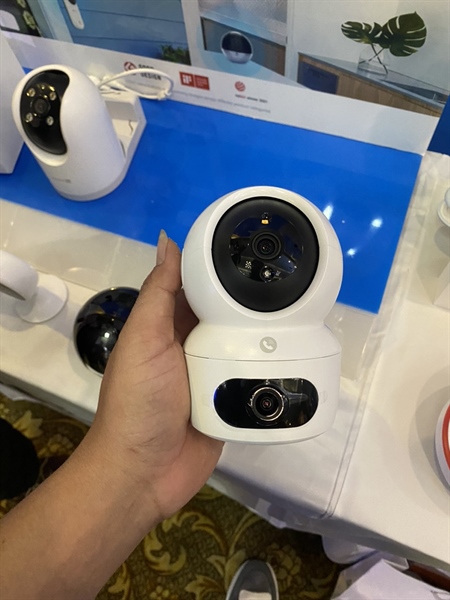Camera WiFi ống kính kép EZVIZ H7C 4MP+4MP