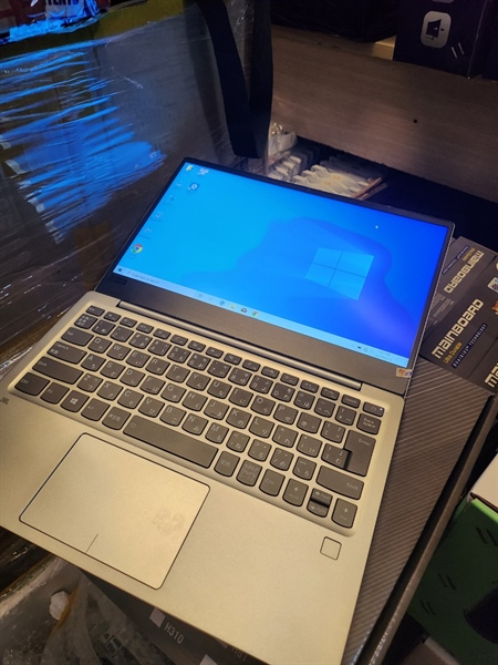 Lenovo 81BV Full HD màu bạc i5 8250U Ram 8Gb nhôm nguyên khối - Ảnh 2