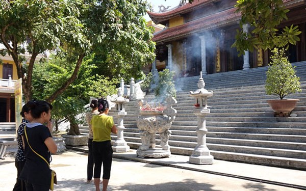 Các phật tử tới chùa Bồ Đề làm lễ.