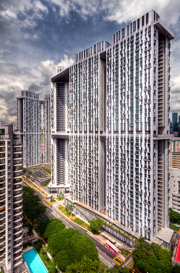 Khu chung cư HDB Pinnacle@Duxton (hoàn thành năm 2010) là nhà ở công cộng cao nhất thế giới, bao gồm 7 khối nhà 48 tầng, các khu vực nghỉ ngơi, giải trí xen kẽ ở các cao độ khác nhau và một vườn dạo dài trên mái.