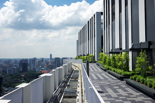 Khu chung cư HDB Pinnacle@Duxton (hoàn thành năm 2010) là nhà ở công cộng cao nhất thế giới, bao gồm 7 khối nhà 48 tầng, các khu vực nghỉ ngơi, giải trí xen kẽ ở các cao độ khác nhau và một vườn dạo dài trên mái.