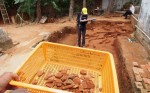 Hố khai quật ngay bên dưới nền nhà dân