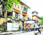 Việc cơi nới, cải tạo tự phát đã làm các biệt thự cổ nhanh xuống cấp hơn. Trong ảnh: Một biệt thự cổ tại ngõ Phan Chu Trinh, quận Hoàn Kiếm.