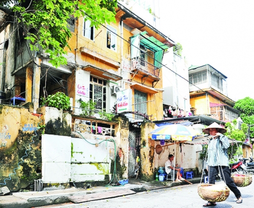 Việc cơi nới, cải tạo tự phát đã làm các biệt thự cổ nhanh xuống cấp hơn. Trong ảnh: Một biệt thự cổ tại ngõ Phan Chu Trinh, quận Hoàn Kiếm.