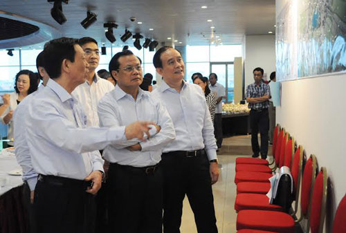 Các đồng chí lãnh đạo TP đang xem quy hoạch Khu vực phát triển đô thị hai bên đường Nhật Tân – Nội Bài