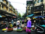 Không gian mở, thậm chí gần hoặc trên đường là mô hình truyền thống của chợ tại đô thị Việt Nam.