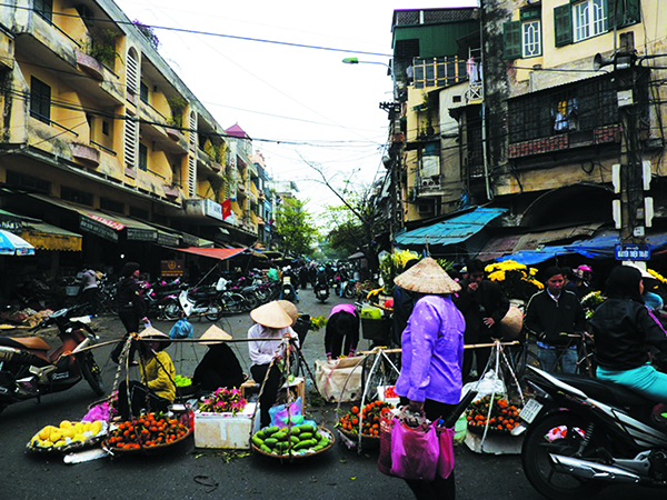 Không gian mở, thậm chí gần hoặc trên đường là mô hình truyền thống của chợ tại đô thị Việt Nam.