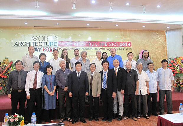 Bộ trưởng chụp ảnh lưu niệm với các KTS, KS trong Ngày Kến trúc thế giới 2014