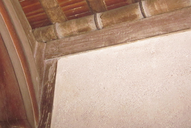 Mảng tường đất quét vôi với khung bao bằng gỗ