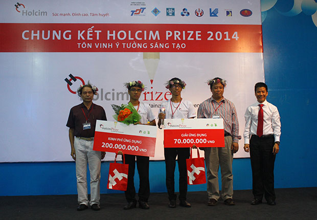 Nhóm sinh viên ĐH Kiến trúc Hà Nội được vinh danh trong lễ trao giải Holcim Prize 2014