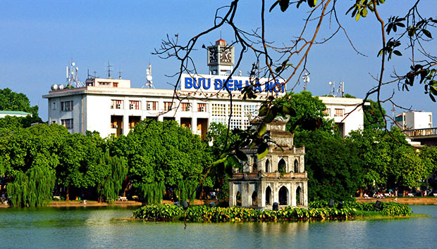 Nhà Bưu điện Hà Nội (nhìn từ phố Lê Thái Tổ)