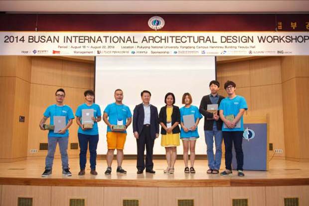 Giáo viên hướng dẫn cùng 2 đội Việt - Hàn lên nhận giải thưởng của Viện Kiến trúc Hàn Quốc