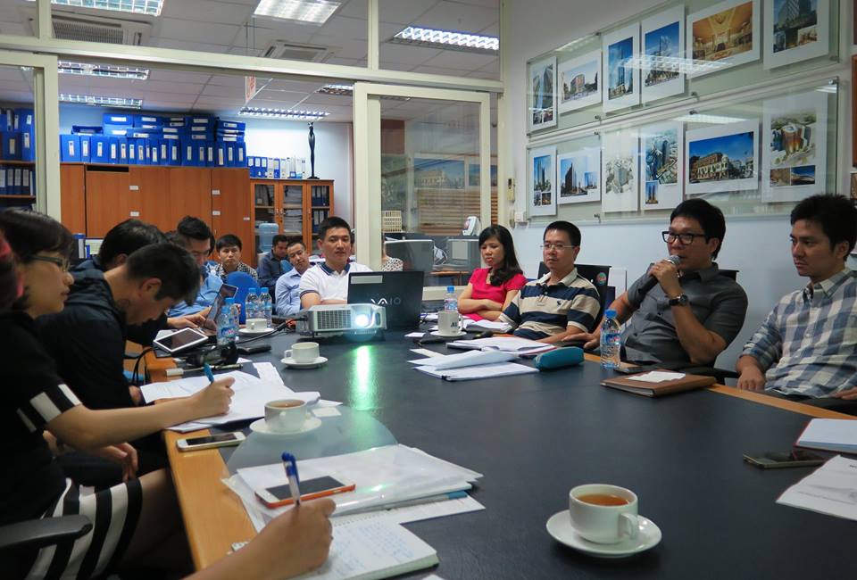 KTS. Lê Trương trao đổi tại buổi họp