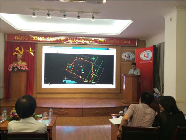 KTS. Vũ Hồng Khanh - Phó phụ trách phòng Hành chính Quản trị giới thiệu về khu đất