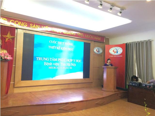 bà Hoàng Thị Ngọc Hưởng - Phó Giám đốc Bệnh viện Tim Hà Nội đưa ý kiến về cuộc thi