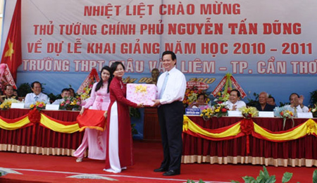Thủ tướng Nguyễn Tấn Dũng dự lễ khai giảng