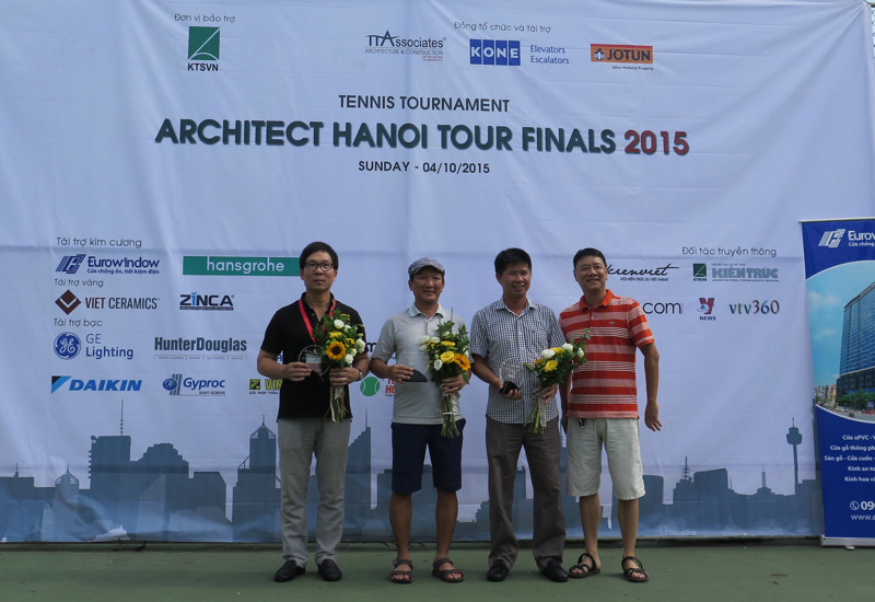 KTS Nguyễn Đình Thanh - PCT Hội KTS Hà Nội trao hoa và kỷ niệm chương cho BTC