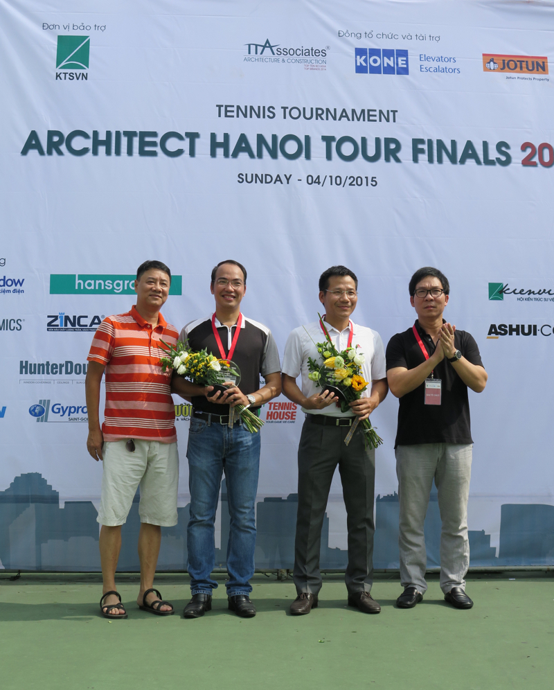 Nhà tài trợ Kim cương chụp lưu niệm cùng BTC