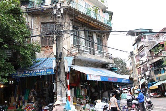 Nhà số 60 Hàng Chiếu, Hà Nội xuống cấp thấy rõ từ mặt ngoài (Ảnh: Minh Hoàng)