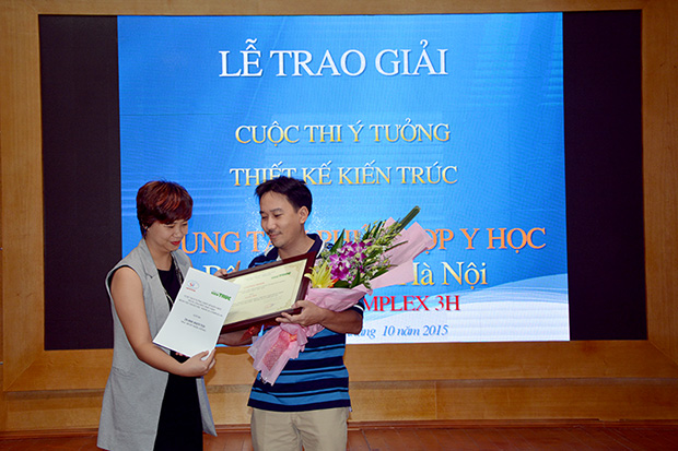 Bà Bùi Thanh Hương - Phó Tổng Biên tập Tạp chí Kiến trúc trao giải Ba cho đơn vị đạt giải
