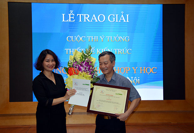 Bà Phan Thanh Lan - Đại diện Sở Quy hoạch Kiến trúc Hà Nội trao giải cho phương án đạt giải Nhì