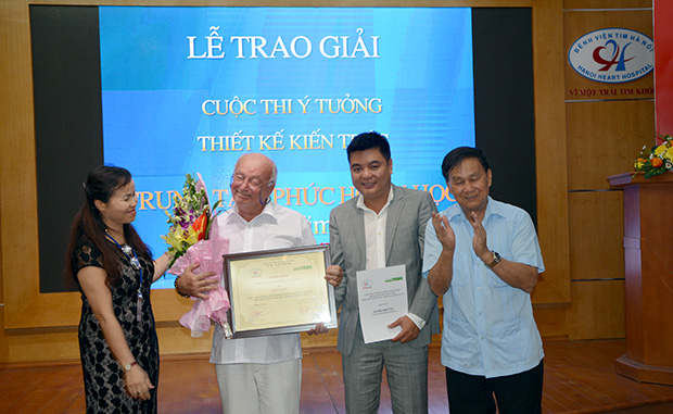 Bà Hoàng Thị Ngọc Hưởng - PGĐ Bệnh viện Tim Hà Nội và ông Nguyễn Tấn Vạn - Chủ tịch Hội KTSVN trao giải cho PA đạt giải Nhất
