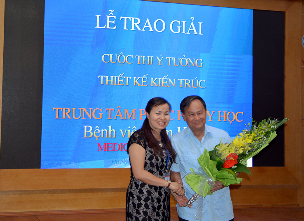 Lãnh đạo bệnh viện Tim Hà Nội chụp hình lưu niệm với Chủ tịch Hội KTS VN