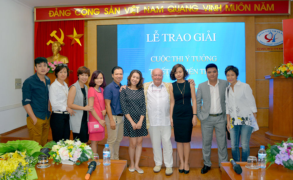 Ban tổ chức chụp hình lưu niệm với các đơn vị đạt giải