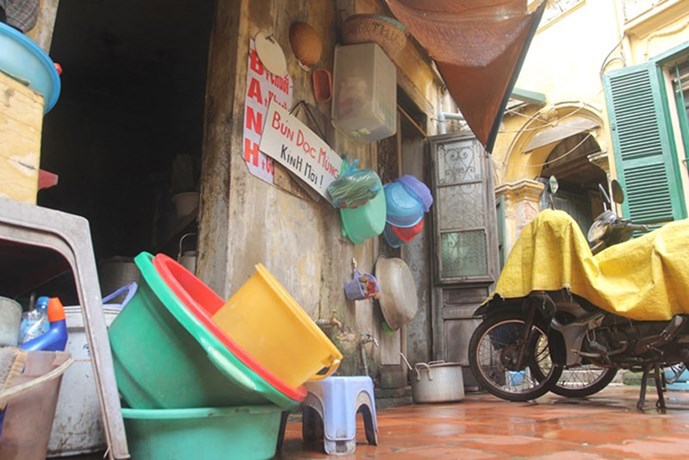 Khu sân bếp của ngôi biệt thự cũ ở Ngõ Tức Mạc (Hà Nội) là nơi sinh hoạt chung của 12 hộ gia đình (Ảnh: Minh Hoàng)