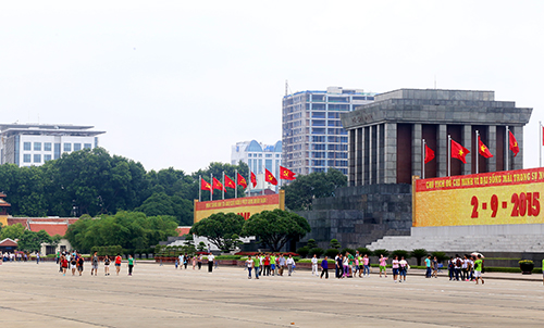 Tòa nhà 8B Lê Trực cách Lăng Chủ tịch Hồ Chí Minh khoảng 400 m, cách tòa nhà Văn phòng Quốc hội (bên trái) gần 100 m. Ảnh: Bá Đô.