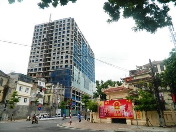 Toà nhà được ví là “pháo đài dòm Lăng Bác” do có quy mô đồ sộ và nằm cách quảng trường Ba Đình khoảng 400m