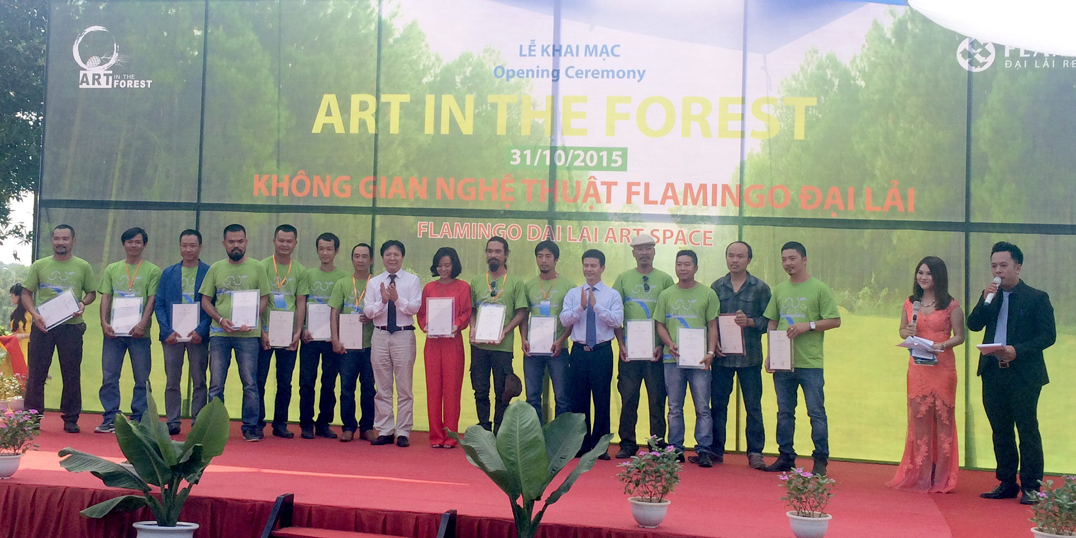 Trao kỉ niệm chương cho 15 nghệ sĩ điêu khắc trẻ đương đại trong khuôn khổ của dự án (Ảnh: DuongK)