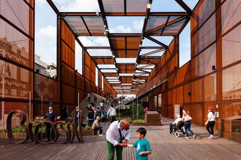 Brazilian Pavilion của kiến trúc sư Brazil là tòa nhà phức hợp bao gồm giải trí, ngắm cảnh, thông tin công nghệ cao, tương tác và học tập.