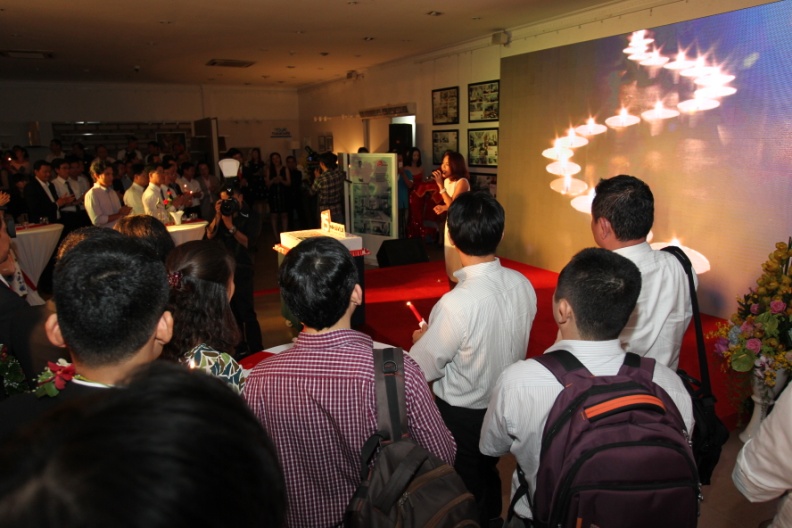 Cả khán phòng hân hoan cùng thắp nến, cùng hòa chung trong giai điệu bài hát chúc mừng sinh nhật Nhà Vui với ca sĩ Thái Trinh.