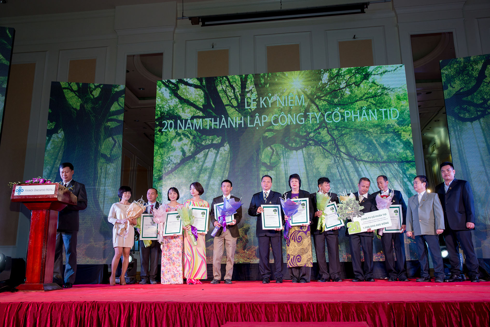 Công ty tuyên dương và trao tặng bằng khen cho các CBNV có thành tích xuất sắc