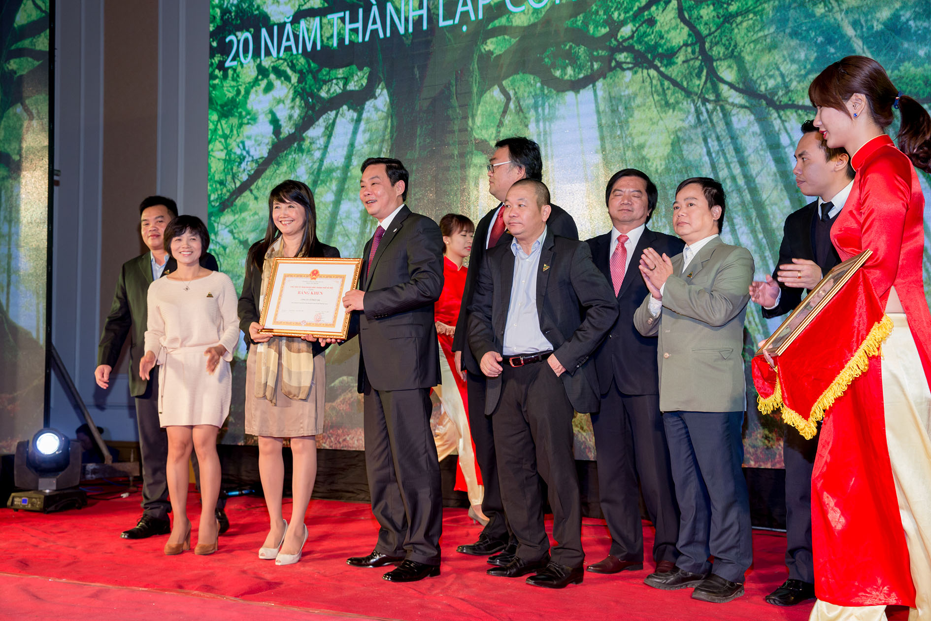  Ông Lê Hồng Sơn - Phó Chủ tịch UBND Tp. Hà Nội trao bằng khen của UBND thành phố cho cá nhân bà Hoàng Hải Yến - Phó Tổng Giám Đốc công ty cổ phần TID và Công ty Cổ phần TID 