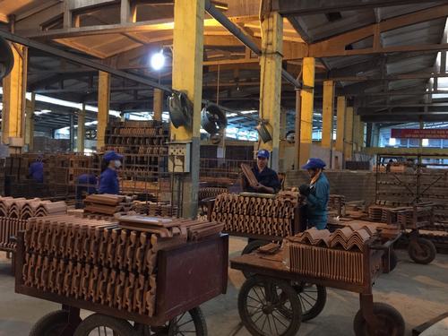 Nhà máy gạch Tiêu Giao chuyên sản xuất gạch xây dựng và ngói các loại.